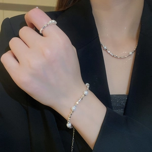 Parure de bijoux double couche avec collier de perles argentées et bracelet