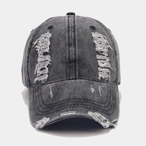 Gros plan détaillé d'une casquette de baseball en denim délavé avec détails vintage