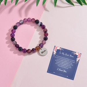 Bracelet en pierres avec pendentif Mom gravé et carte de vœux fleurie pour maman