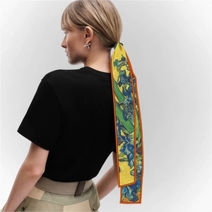 Detail eines künstlerischen Seidenschals als Haarband mit Van-Gogh-Blumenmustern