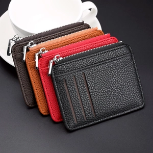 Portacarte chic in pelle con cerniera e tre fessure disponibile in quattro colori diversi