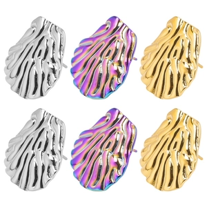 Detail view of 304 stainless steel shell-shaped earrings in silver, gold and rainbow colors