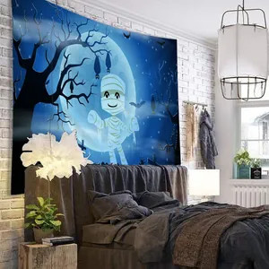 Detail van Halloween wandkleed met cartoon mummie, volle maan en vleermuizen op muur