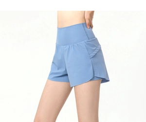 Vue détaillée du short de sport bleu ciel avec perforations laser et poche latérale