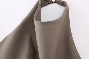 Vue détaillée du décolleté licou de cet ensemble décontracté en tissu vert olive