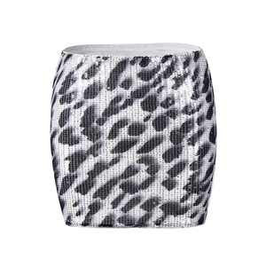 Detalle de lentejuelas de leopardo en minifalda entallada en blanco y negro