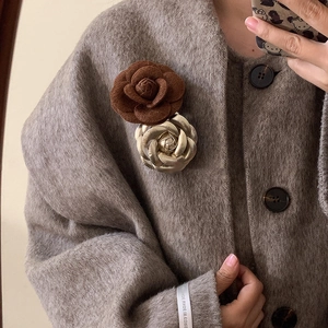 Camellia Flower Brooch Pin Flocking Cloth And Metal Texture Elegant Retro Autumn Winter Clothing Decor For Women
