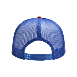 Vista posteriore del cappello trucker in rete blu con bottone rosso e chiusura regolabile