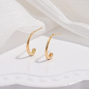 Minimalistische S925 Sterling Silber C-förmige goldene Ohrstecker auf elegantem Tablett