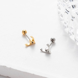 Detailaufnahme gold- und silberfarbener V-Ohrstecker mit Zirkonia und Kugelverschluss