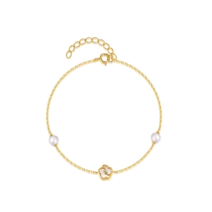Dettaglio del bracciale in argento S925 dorato con ciondolo a fiore e perle