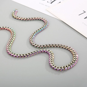 Regenbogenfarbene Edelstahl-Panzerkette mit poliertem, schillerndem Metallic-Finish