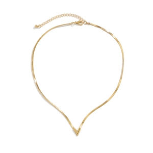 Collar de cadena de serpiente en V dorado minimalista con cierre ajustable en fondo blanco