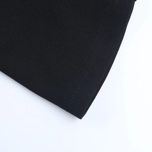 Détail de l'ourlet à double surpiqûre précise et texture de maille fine sur robe de soirée