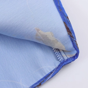 Dettaglio del tessuto floreale blu ad alta densità con cuciture e trama di qualità