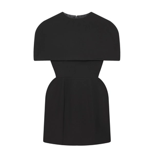 Robe noire moulante sans manches avec col cape élégant et coupe cintrée à la taille