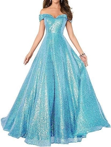 Détail de la robe de soirée bleu glacé à paillettes, épaules dénudées et coupe trapèze longue