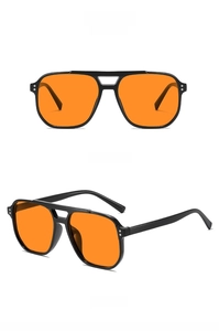 Vues de face et de profil de lunettes de soleil aviateur monture noire et verres orange