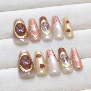 Faux ongles ballerine faits main avec motifs papillon, carreaux 3D et effet œil de chat