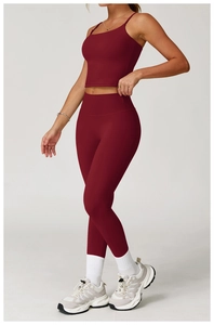 Vue latérale de l'ensemble de yoga bordeaux avec leggings taille haute et crop top à fines bretelles