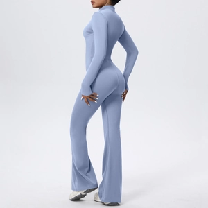 Détail de la combinaison de yoga bleu clair avec col montant et jambes évasées