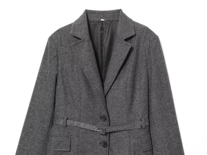 Détail du tissu gris foncé du blazer en laine avec ceinture à œillets et poches plates