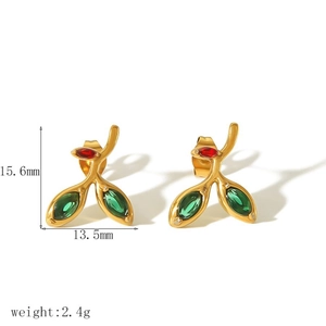 Détail de boucles d'oreilles feuille dorées avec pierres vertes et rouges, 15,6mm et 2,4g