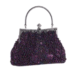 Dettaglio borsa da sera vintage viola con intricati ricami di perline e paillettes