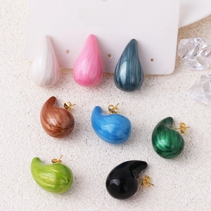 Water-drop earrings in 8 marble textured colors with gold studs and pearlescent finish