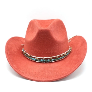 Détail d'un chapeau de cowboy bohème avec perles turquoise et finition en suédine