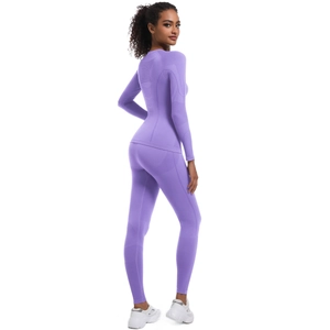 Dettaglio della maglia senza cuciture dei leggings viola a vita alta e del top sportivo