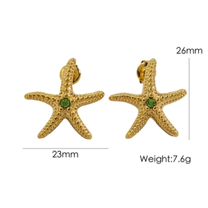 Vue détaillée des boucles d'oreilles étoile de mer avec cristaux verts et dimensions