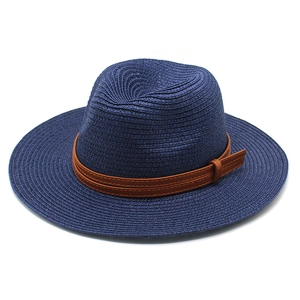 Chapeau de plage en paille tressée bleu foncé avec ruban en cuir brun et boucle métal