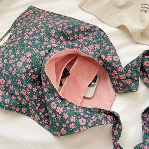 Intérieur de sac en toile fleurie avec doublure rose et poche zippée pour mobile et lunettes