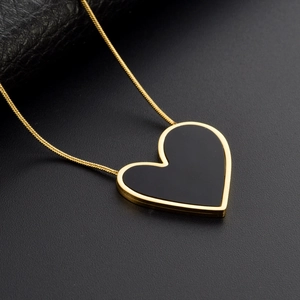 Collier chic avec pendentif coeur noir en acier titane 18K sur fond de cuir noir