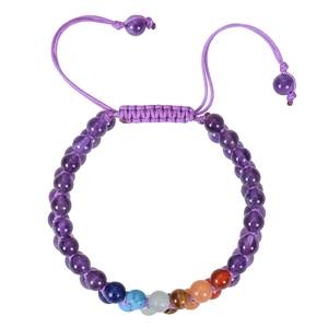 Dettaglio macro del bracciale intrecciato a doppio strato in cristallo rosa 6mm e chakra