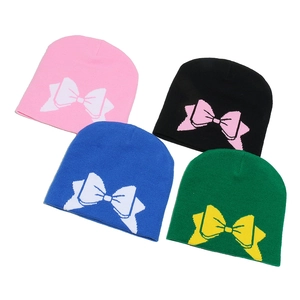 Bonnets en tricot pour femmes en rose, noir, bleu et vert avec grands motifs de nœuds