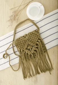 Detail der olivgrünen, handgewebten Baumwolltasche mit Fransen im Boho-Stil