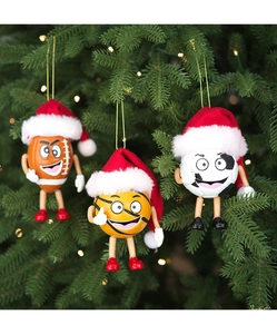 Dettaglio di addobbi natalizi a forma di palla sportiva appesi all'albero di Natale