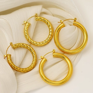 Boucles d'oreilles créoles en acier doré 18 carats avec designs texturés et torsadés