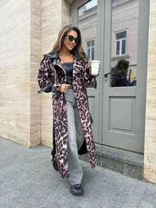 Elegante trench lungo da donna con stampa leopardata, cintura e classico collo a rever