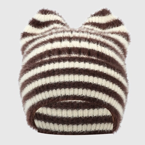 Detail der gestreiften Strickmütze mit Katzenohren und dicker warmer Fleece-Textur
