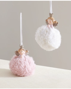 Détail d'une décoration ange rose en peluche avec couronne en résine et pompon doux