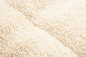 Vue macro du tissu polaire blanc crème doux montrant les détails des fibres
