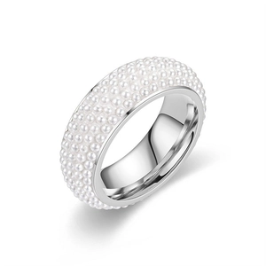 Elegante anello in acciaio inossidabile con cinque file di perle bianche, finitura argento.
