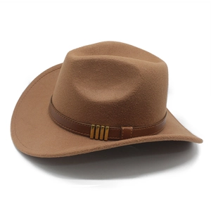Détail d'un chapeau de cowboy en feutre de laine avec bande en cuir et boucles dorées