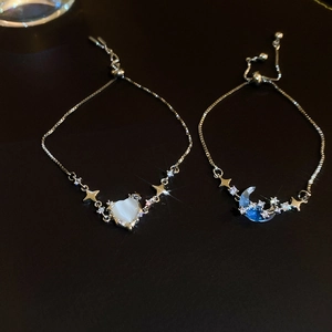 Dettagli di bracciali con cuore e luna in zircone e catene regolabili in argento