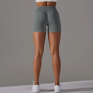 Dettaglio degli shorts da yoga senza cuciture a vita alta con effetto scrunch butt