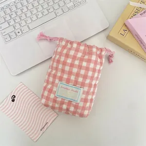 Detalle de bolsa de almacenamiento acolchada a cuadros rosas con costura de corazón