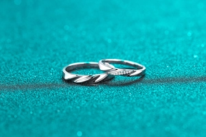 Vue macro de bagues de couple en argent 925 avec texture ondulée et pierre moissanite